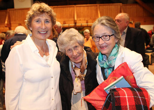 Auf Einladung Nußdorfs war die 90-Jährige Cordula Herbst (Mitte) mit ihrer Tochter Angelina Herbst (rechts) aus Winterthur angereist. ...