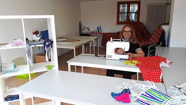 Heike Weiermann ist eine der Näherinnen, die sich bei der von Franziska Ehret ins Leben gerufene Initiative &bdquo;Maske zeigen auf der ...