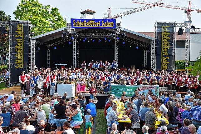 Eröffnungsabend des Schlossseefests 2019 mit dem Gesamtchor der sechs Musikkapellen der fünf Salemer Musikvereine.