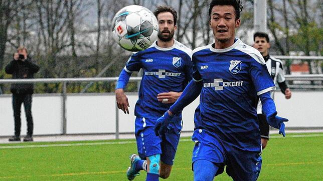 Den Ball fest im Blick: Thanyawit Wongsahan leitete beim 2:1 seines SV Albbruck gegen den SV Nöggenschwiel mit seinem Tor zum 1:0 den ...