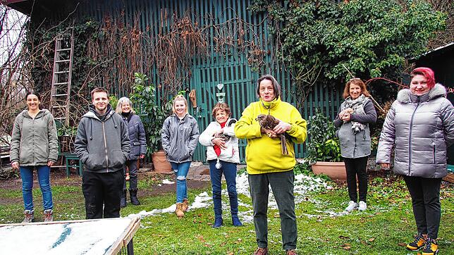 Ohne ihre ehrenamtlichen Helfer könnte Yvonne Bütehorn von Eschstruth (Mitte mit hellgrünem Pullover) ihre Wildtierhilfe-Station in ...