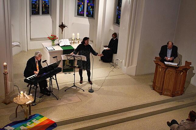 Sie gestalteten den Gottesdienst am Fasnachtssonntag in der evangelischen Auferstehungskirche (von links) Das Musikerehepaar Udo und Uta ...