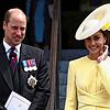 Prinz William, Herzog von Cambridge, und Kate, Herzogin von Cambridge, verlassen nach der Dankes-Messe die St. Paul&lsquo;s Kathedrale, ...