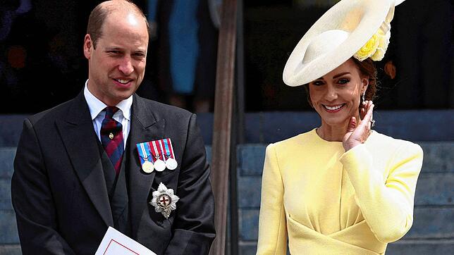 Prinz William, Herzog von Cambridge, und Kate, Herzogin von Cambridge, verlassen nach der Dankes-Messe die St. Paul&lsquo;s Kathedrale, ...