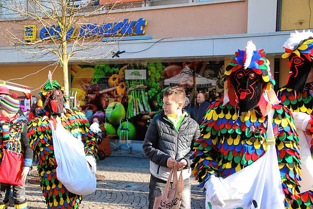 Bild 23: Fasnachts-Auswerfen und Narrenbaumstellen: Bilder des Hochrhein Narrentreffens in Tiengen (Teil 1)