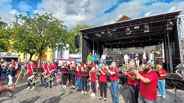 Das Promenadenfest wird am Freitag,19. Juli, um 18 Uhr unter den Klängen des Spielmanns- und Fanfarenzugs der Freiwilligen Feuerwehr ...