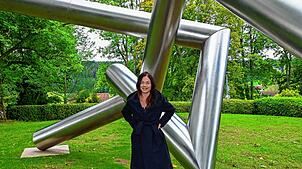 Ellen Martin vor der Röhrenplastik von Erich Hauser. Das Kunstwerk hat jetzt einen Platz auf dem Alten Friedhof in St. Georgen gefunden. ...