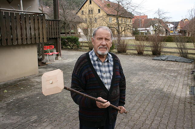 Der gelernte Zimmermann Egon Maier aus Schwaningen weiß, wie die Scheiben für die glühende Tradition gefertigt werden. Bild: Johannes Renner