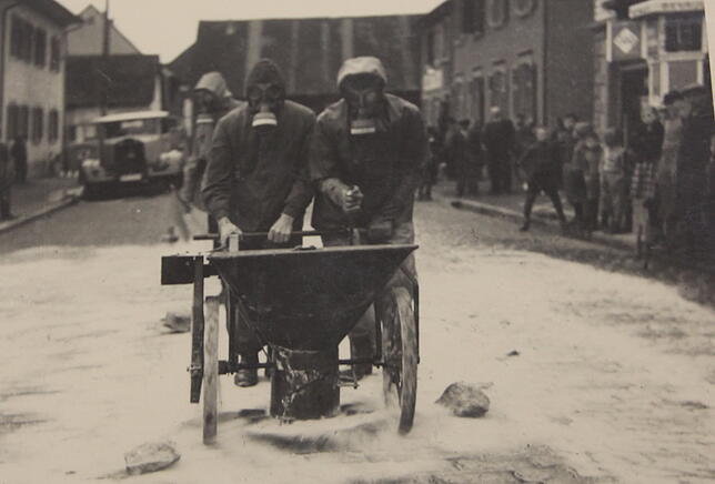 Das Verhalten bei Gasangriffen wurde im Zweiten Weltkrieg auch in Singen geübt.