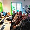 Tipps und Tricks für Senioren: Michael Doppleb (zweiter von rechts) leitet die Hilzinger Computeria.