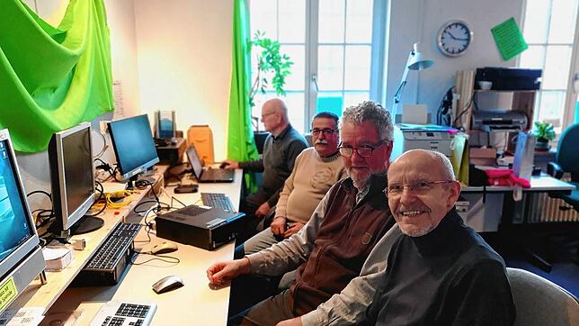 Tipps und Tricks für Senioren: Michael Doppleb (zweiter von rechts) leitet die Hilzinger Computeria.