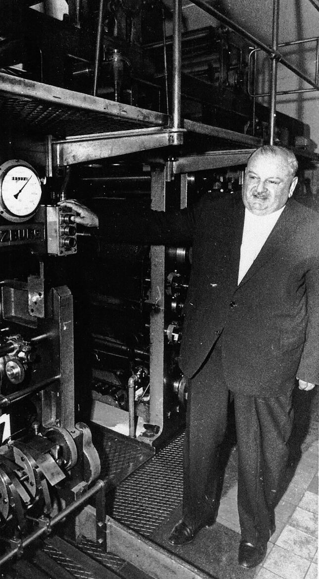 Karl Kunzweiler setzt am 7. September 1945 die bei Kriegsende vor der Sprengung gerettete Druckmaschine in Gang, um den ersten SÜDKURIER ...