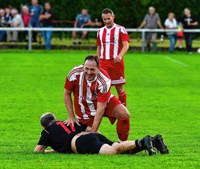 Bild 15: Zwölf Tore fallen beim Derby der Legenden in Rheinfelden &ndash; und wir haben die Bilder!