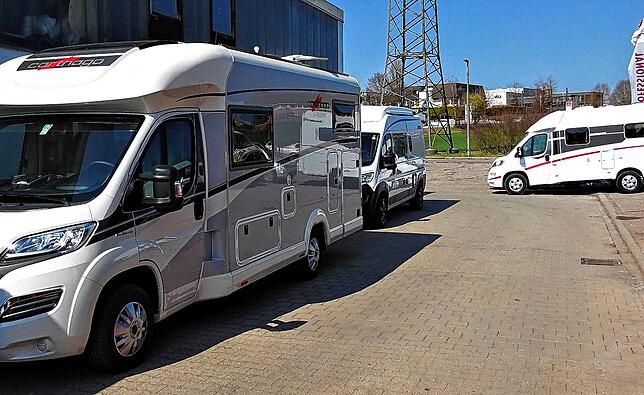 Nicht sehr schön, aber praktisch, drei Wohnmobile haben auf dem Firmengelände Platz. Allerdings nur für eine Marke.