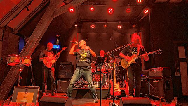 Kehraus im Café Verkehrt: Die Schopfheimer Dampfkapelle gab am Samstag das letzte Konzert auf der Kultbühne. Bild: Matthias Eisenbeis