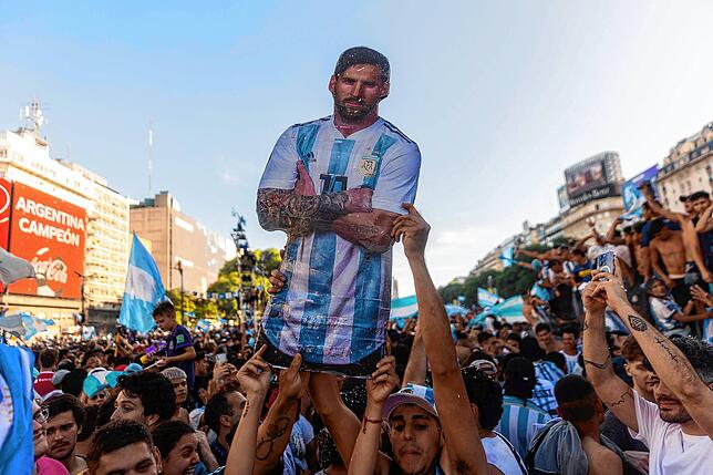 Die Argentinier feiern ihren Superstar Messi.