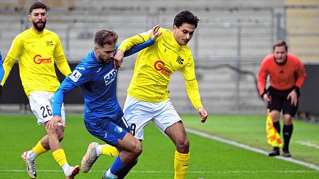 Flavio Santoro (FC 08 Villingen, rechts) im Zweikampf mit dem zweifachen Hoffenheimer Torschützen Luka Duric.