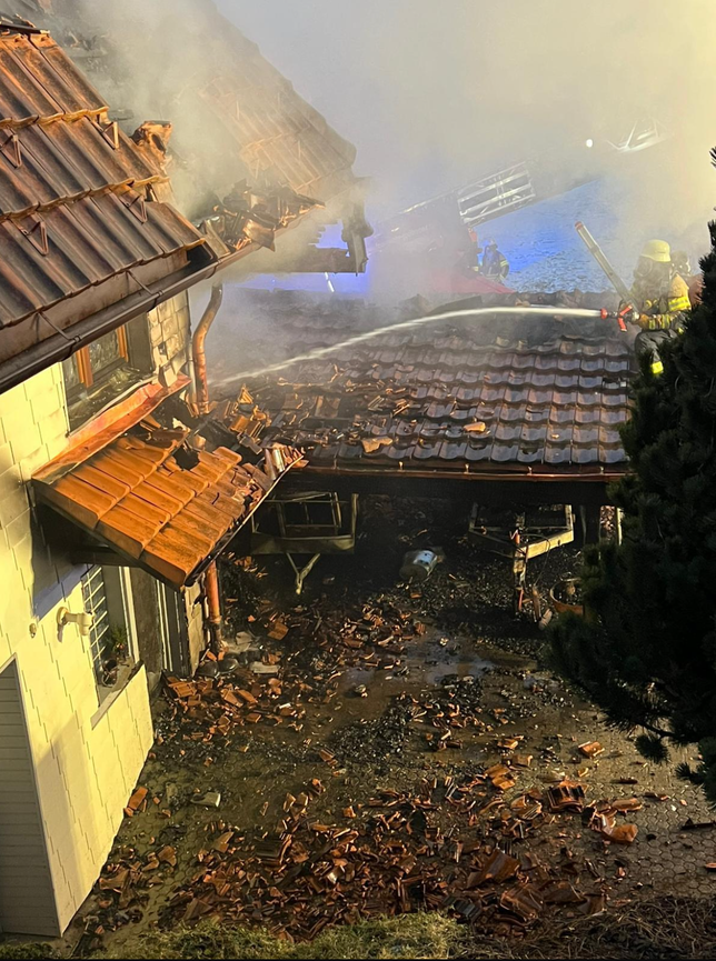 Bild 14: Wohnhaus an der Hauptstraße steht in Flammen