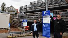 Die Mitarbeiter des Ordnungsamts, Michael Siegel und Dejan Jovcic (von links), weisen auf die gute Ausschilderung des neuen Parksystems hin.