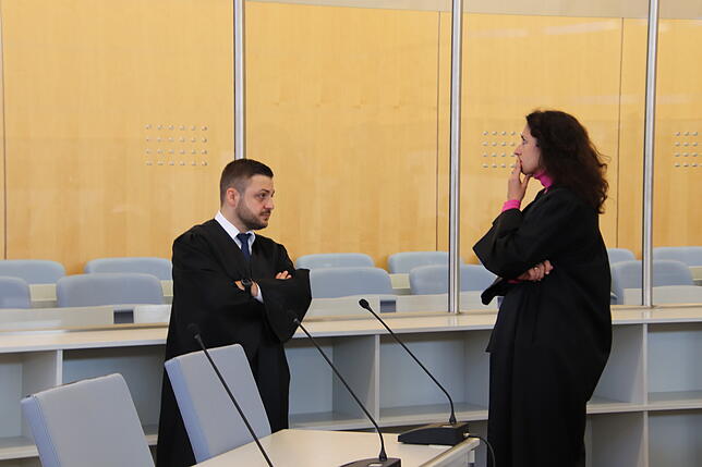 Anwalt Ali Aydin und Seda Basay-Yildiz verteidigen gemeinsam die Konstanzer IS-Rückkehrerin Sarah O., hier beraten sie sich vor dem ...