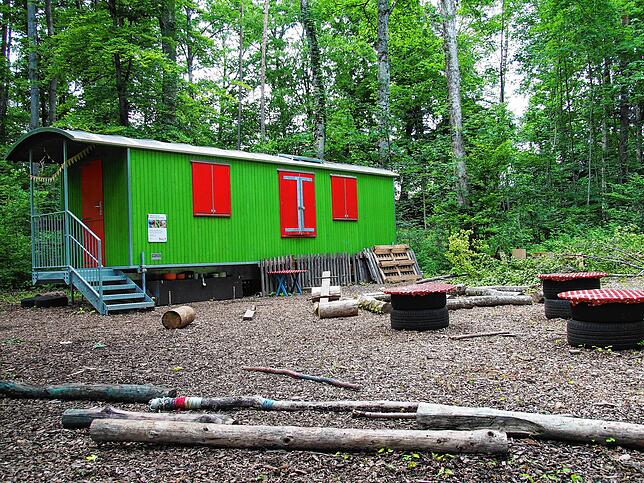In der Singener Südstadt betreiben die Johannieter einen Waldkindergarten mit zwei Bauwagen. Hier tauchen die Kinder in die Natur ein.