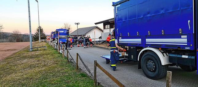 Helfer von THW, DRK und Feuerwehr entladen vor der Hotzenwaldhalle Lastwagen, die Einrichtungsgegenstände für das Erstaufnahmezentrum ...