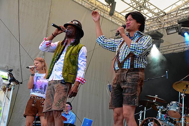 Zum Schluss der Sommersinnfonie heizt die Joe Williams Band, wie hier bei ihrem Auftritt 2016, dem Publikum auf dem Rathausplatz kräftig ...