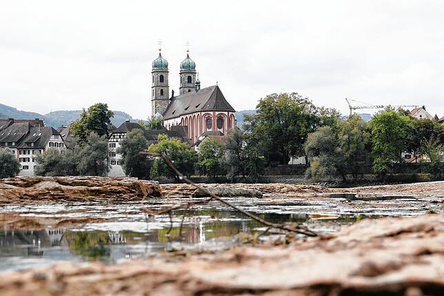 Der Rheinpegel bewegt sich auf einem historisch niedrigen Pegel. Eindrücke mit Blick auf Bad Säckingen, aufgenommen auf der Schweizer ...
