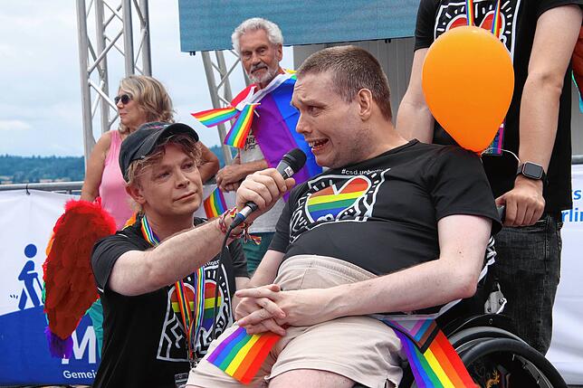 Bild 15: Der Überlinger CSD in Bildern, und dazwischen eine kleine Gruppe AfD