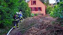 Die Feuerwehr bekämpfte einen Schwelbrand in diesem verlassenen Haus.