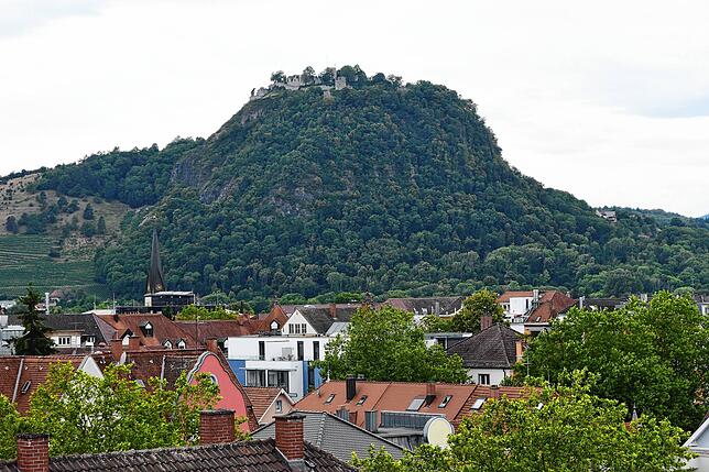 Über den Dächern von Singen ist der Hausberg Hohentwiel zu sehen.