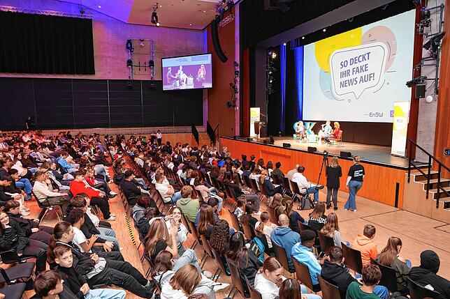 Bild 4: Volles Haus bei „Klasse!“-Veranstaltung in Singen: 850 Schüler lernen Umgang mit Fake News