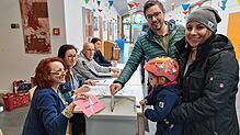 Stefanie und Andreas Keser (rechts im Bild). Die Tochter durfte den Stimmzettel der Mama einwerfen. Von links die vier Wahlerhelfer im ...