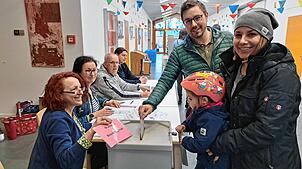 Stefanie und Andreas Keser (rechts im Bild). Die Tochter durfte den Stimmzettel der Mama einwerfen. Von links die vier Wahlerhelfer im ...