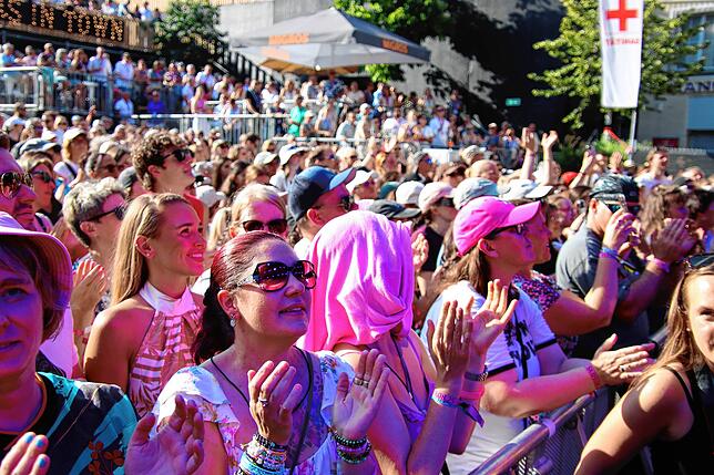 Am Finaltag des Festivals Stars in Town auf dem Herrenacker inmitten der Altstadt von Schaffhausen befubelten über 6000 Fans die ...