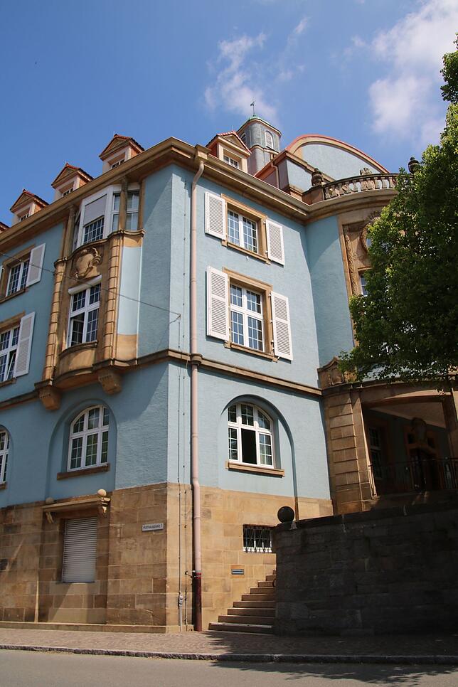 Das „blaue“ Rathaus in Donaueschingen. Dort installiert ein Rathaus-Mitarbeiter im September 2017 eine Videokamera auf der ...