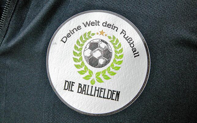 Das Ballhelden-Logo ziert schon jetzt die Trainingsjacke von Tobias Leber.