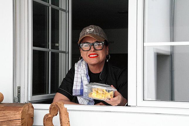Wirtin mit Herz: Alexandra Brutsche kocht im Gasthaus Rebstock warme Mahlzeiten für Senioren. Bild: Peter Schütz