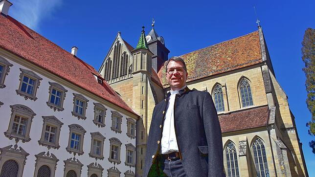 Pfarrer Peter Nicola ist Leitender Geistlicher des katholischen Dekanats Linzgau. Sein Sitz ist das historische Pfarrhaus in Schloss ...