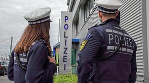 Die Singener Polizei im Einsatz in der Innenstadt mit Kelle, Blaulicht, Polizeiwagen.