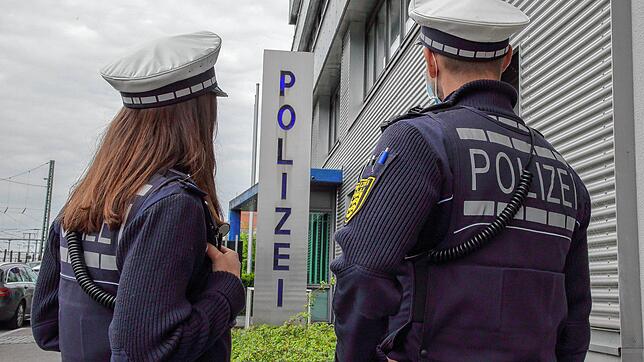 Die Singener Polizei im Einsatz. Nach einem Raubüberfall hoffen die Ermittler auf zeugenhinweise.