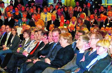 2011: Rund 1400 Menschen wollen in der Stadthalle Waldshut die Kanzlerin sehen: In der ersten Reihe von rechts Roswitha und Thomas ...