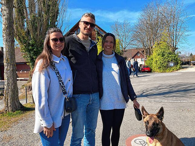 Besuch: Julia Vollmar und Philipp Kaiser aus Allensbach haben Besuch aus Fontainebleau, Alice Gouband mit Hund Malou (von links). ...