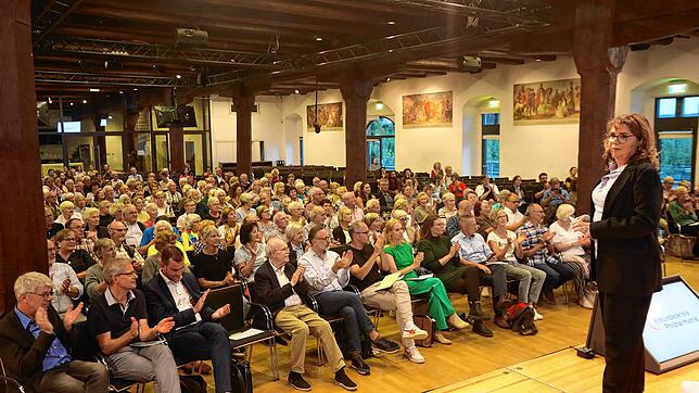 Freundeskreis-Vizevorsitzende Heike Rawitzer begrüßt die Gäste bei der bei der Podiumsdiskussion &bdquo;Zukunft der Orchester in ...