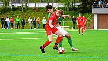 Einer der sechs Torschütze des FC Pfaffenweiler (Marc Rohrer, vorn) im Zweikampf um den Ball mit dem Bräunlinger Fabian Wehinger .