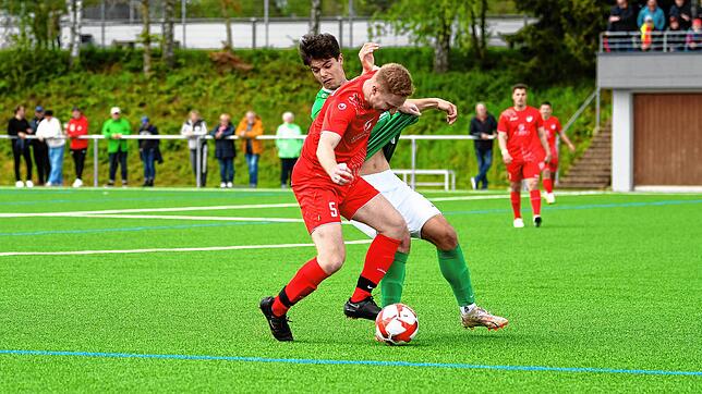 Einer der sechs Torschütze des FC Pfaffenweiler (Marc Rohrer, vorn) im Zweikampf um den Ball mit dem Bräunlinger Fabian Wehinger .