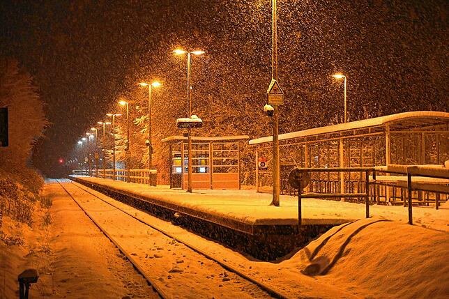 Der Bahnhaltepunkt Lauchringen-West versinkt im Schnee.