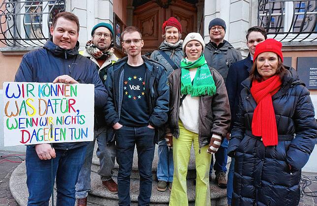 Die Redner und Organisatoren: Niklas Nüssle (vorne von links, grüner Landtagsabgeordneter), Domenic Gehrmann (Volt), Maja Schober (Grüne ...