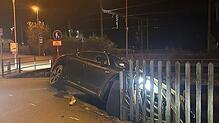 Ein 20-Jähriger hat in Wettingen auf der Flucht vor der Polizei einen Porsche zu Schrott gefahren.
