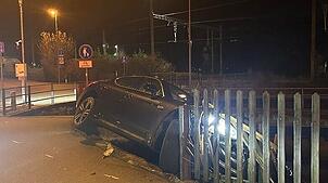 Ein 20-Jähriger hat in Wettingen auf der Flucht vor der Polizei einen Porsche zu Schrott gefahren.